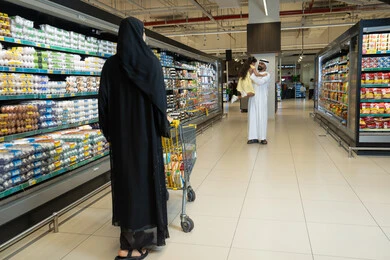 عائلة إماراتية تتسوق في سوبر ماركت حديث عائلة إماراتية تتسوق في سوبر ماركت حديث