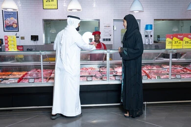 تسوق زوجان إماراتيان في قسم اللحوم بداخل السوبر ماركت