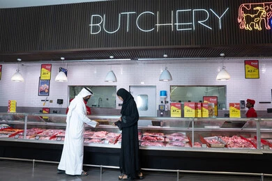 زوجان إماراتيان في قسم اللحوم بالمتجر