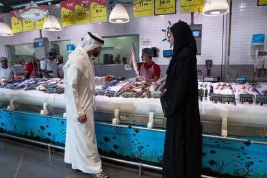 زوجان إماراتيان يتسوقان في قسم الأسماك بالإمارات زوجان إماراتيان يتسوقان في قسم الأسماك بالإمارات