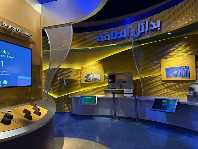 قسم بدائل الطاقة  فى معرض الطاقة فى مركز الملك عبدالعزيز الثقافي العالمي ( إثراء ) بالظهران ، المنطقة الشرقية، المملكة العربية السعودية، يوم 19 من يناير 2026 ، فعالية تفاعلية تسلط الضوء على مصادر الطاقة والتقنيات الحديثة، معروضات تعليمية وتجارب علمية مبتكرة، محتوى تعريفي يربط بين الاستدامة والابتكار، أجواء ثقافية ملهمة تناسب جميع الفئات.