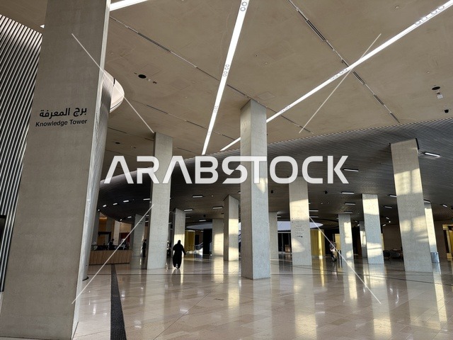 التصميم بأسلوب عصري وفاخر، مكان للقراء ومحبي العلم والكتب والمعرفة، أكبر المكتبات العامة في السعوديه،  5 أكتوبر 2025، مركز الملك عبد العزيز الثقافي العالمي (إثراء) في مدينة الظهران في المملكة العربية السعودية, كتب و روايات وقصص مرتبة في الرفوف.