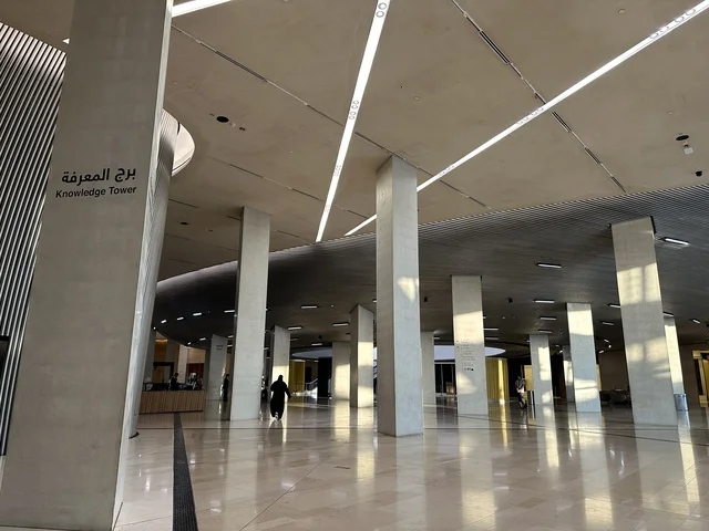 A design in a modern and luxurious style, a place for readers and lovers of knowledge, books, and information, the largest public library in Saudi Arabia, October 5, 2025, King Abdulaziz Center for World Culture (Ithra) in Dhahran, Saudi Arabia, books, novels, and stories arranged on the shelves.