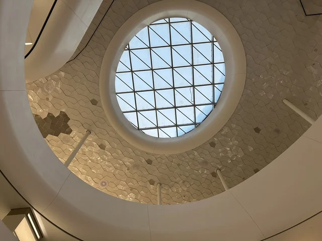 لقطة داخلية معمارية مميزة، 5 أكتوبر 2025، مكان للقراء ومحبي العلم والكتب والمعرفة، أكبر المكتبات العامة في السعوديه، مركز الملك عبد العزيز الثقافي العالمي (إثراء) في مدينة الظهران في المملكة العربية السعودية, كتب و روايات وقصص مرتبة في الرفوف.