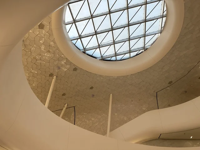 لقطة داخلية معمارية مميزة، 5 أكتوبر 2025، مكان للقراء ومحبي العلم والكتب والمعرفة، أكبر المكتبات العامة في السعوديه، مركز الملك عبد العزيز الثقافي العالمي (إثراء) في مدينة الظهران في المملكة العربية السعودية, كتب و روايات وقصص مرتبة في الرفوف.