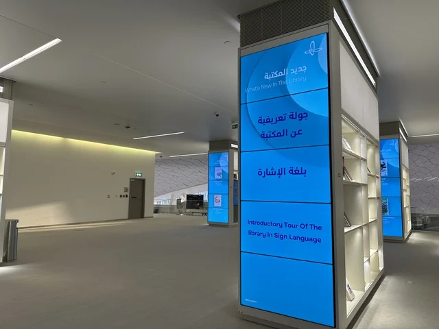 An introductory tour of the library in sign language, October 5, 2025, a place for readers and lovers of knowledge, books, and information, the largest public library in Saudi Arabia, King Abdulaziz Center for World Culture (Ithra) in Dhahran, Saudi Arabia, with books, novels, and stories arranged on the shelves.