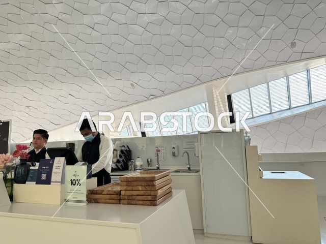 مقهى او مطعم داخل المكتبة، 5 أكتوبر 2025، مكان للقراء ومحبي العلم والكتب والمعرفة، أكبر المكتبات العامة في السعوديه، مركز الملك عبد العزيز الثقافي العالمي (إثراء) في مدينة الظهران في المملكة العربية السعودية, كتب و روايات وقصص مرتبة في الرفوف.