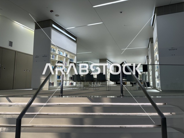 مركز إثراء الثقافي، 5 أكتوبر 2025، مكان للقراء ومحبي العلم والكتب والمعرفة، أكبر المكتبات العامة في السعوديه، مركز الملك عبد العزيز الثقافي العالمي (إثراء) في مدينة الظهران في المملكة العربية السعودية, كتب و روايات وقصص مرتبة في الرفوف.