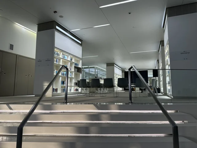 مركز إثراء الثقافي، 5 أكتوبر 2025، مكان للقراء ومحبي العلم والكتب والمعرفة، أكبر المكتبات العامة في السعوديه، مركز الملك عبد العزيز الثقافي العالمي (إثراء) في مدينة الظهران في المملكة العربية السعودية, كتب و روايات وقصص مرتبة في الرفوف.