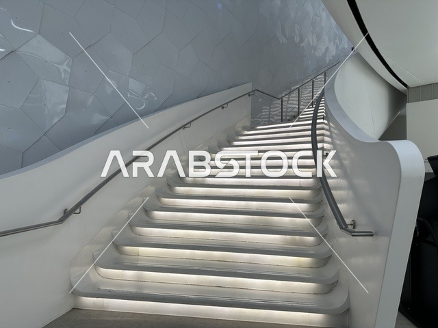 سلم بتصميم عصري داخل المكتبة، 5 أكتوبر 2025، مكان للقراء ومحبي العلم والكتب والمعرفة، أكبر المكتبات العامة في السعوديه، مركز الملك عبد العزيز الثقافي العالمي (إثراء) في مدينة الظهران في المملكة العربية السعودية, كتب و روايات وقصص مرتبة في الرفوف.