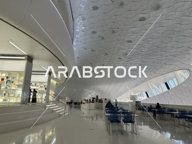 التصميم الداخلي لمكتبة اثراء في مدينة الظهران، 5 أكتوبر 2025، مكان للقراء ومحبي العلم والكتب والمعرفة، أكبر المكتبات العامة في السعوديه، مركز الملك عبد العزيز الثقافي العالمي (إثراء) في مدينة الظهران في المملكة العربية السعودية, كتب و روايات وقصص مرتبة في الرفوف.