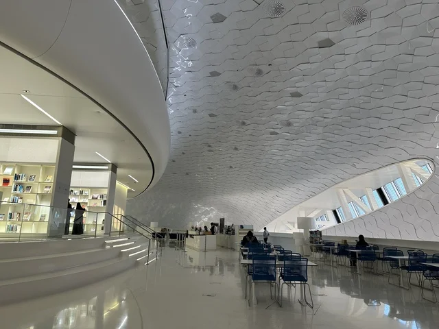 التصميم الداخلي لمكتبة اثراء في مدينة الظهران، 5 أكتوبر 2025، مكان للقراء ومحبي العلم والكتب والمعرفة، أكبر المكتبات العامة في السعوديه، مركز الملك عبد العزيز الثقافي العالمي (إثراء) في مدينة الظهران في المملكة العربية السعودية, كتب و روايات وقصص مرتبة في الرفوف.