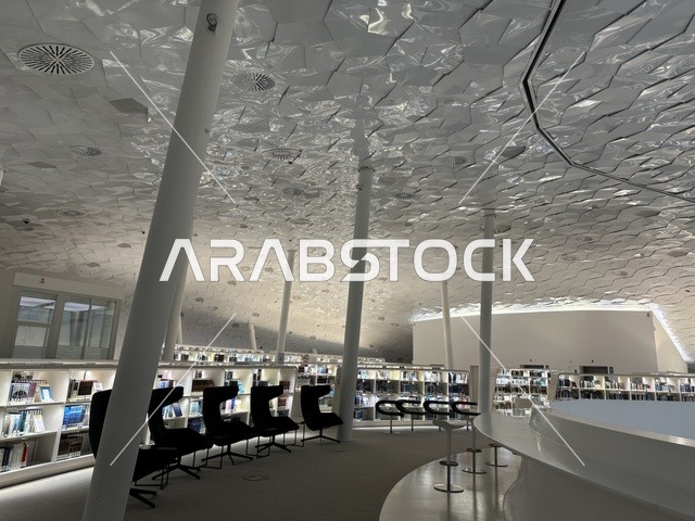 أكبر المكتبات العامة في المنطقة الشرقية، مكان للقراء ومحبي العلم والكتب والمعرفة، أكبر المكتبات العامة في السعوديه،  5 أكتوبر 2025، مركز الملك عبد العزيز الثقافي العالمي (إثراء) في مدينة الظهران في المملكة العربية السعودية, كتب و روايات وقصص مرتبة في الرفوف.