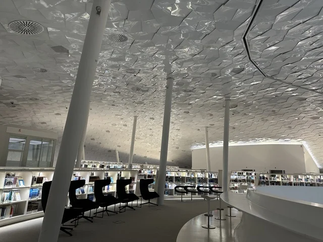 أكبر المكتبات العامة في المنطقة الشرقية، مكان للقراء ومحبي العلم والكتب والمعرفة، أكبر المكتبات العامة في السعوديه،  5 أكتوبر 2025، مركز الملك عبد العزيز الثقافي العالمي (إثراء) في مدينة الظهران في المملكة العربية السعودية, كتب و روايات وقصص مرتبة في الرفوف.