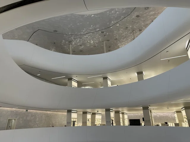 A multi-dimensional cultural and creative destination, October 5, 2025, a place for readers and lovers of science, books, and knowledge, the largest public library in Saudi Arabia, the King Abdulaziz Center for World Culture (Ithra) in Dhahran, Saudi Arabia, with books, novels, and stories arranged on the shelves.