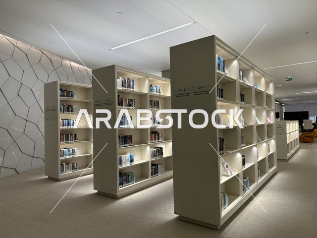 خدمات الإعارة الداخلية والخارجية، مكان للقراء ومحبي العلم والكتب والمعرفة، أكبر المكتبات العامة في السعوديه،  5 أكتوبر 2025، مركز الملك عبد العزيز الثقافي العالمي (إثراء) في مدينة الظهران في المملكة العربية السعودية, كتب و روايات وقصص مرتبة في الرفوف.