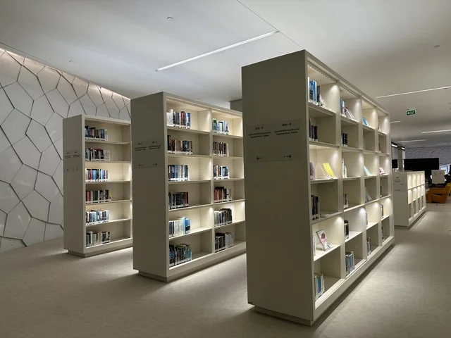 خدمات الإعارة الداخلية والخارجية، مكان للقراء ومحبي العلم والكتب والمعرفة، أكبر المكتبات العامة في السعوديه،  5 أكتوبر 2025، مركز الملك عبد العزيز الثقافي العالمي (إثراء) في مدينة الظهران في المملكة العربية السعودية, كتب و روايات وقصص مرتبة في الرفوف.