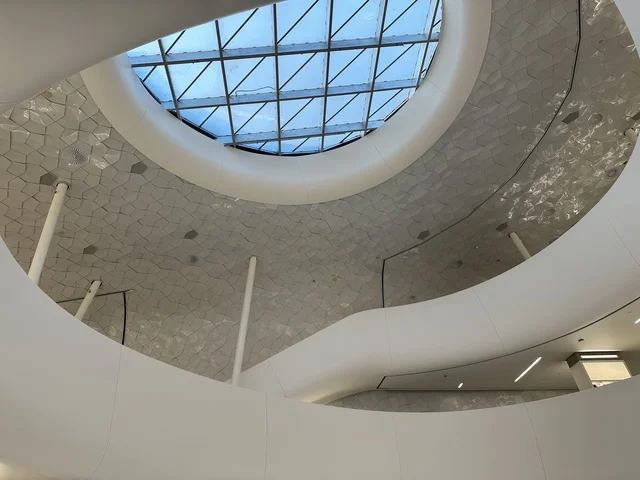 لقطة داخلية معمارية مميزة، 5 أكتوبر 2025، مكان للقراء ومحبي العلم والكتب والمعرفة، أكبر المكتبات العامة في السعوديه، مركز الملك عبد العزيز الثقافي العالمي (إثراء) في مدينة الظهران في المملكة العربية السعودية, كتب و روايات وقصص مرتبة في الرفوف.