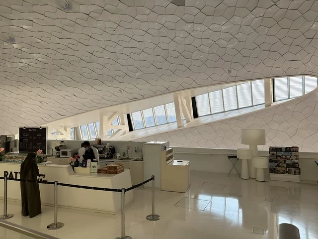 مقهى او مطعم داخل المكتبة، 5 أكتوبر 2025، مكان للقراء ومحبي العلم والكتب والمعرفة، أكبر المكتبات العامة في السعوديه، مركز الملك عبد العزيز الثقافي العالمي (إثراء) في مدينة الظهران في المملكة العربية السعودية, كتب و روايات وقصص مرتبة في الرفوف.