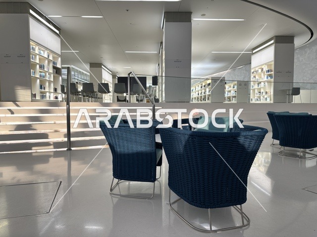 منطقة جلوس داخلية حديثة وأنيقة، 5 أكتوبر 2025، مكان للقراء ومحبي العلم والكتب والمعرفة، أكبر المكتبات العامة في السعوديه، مركز الملك عبد العزيز الثقافي العالمي (إثراء) في مدينة الظهران في المملكة العربية السعودية, كتب و روايات وقصص مرتبة في الرفوف.