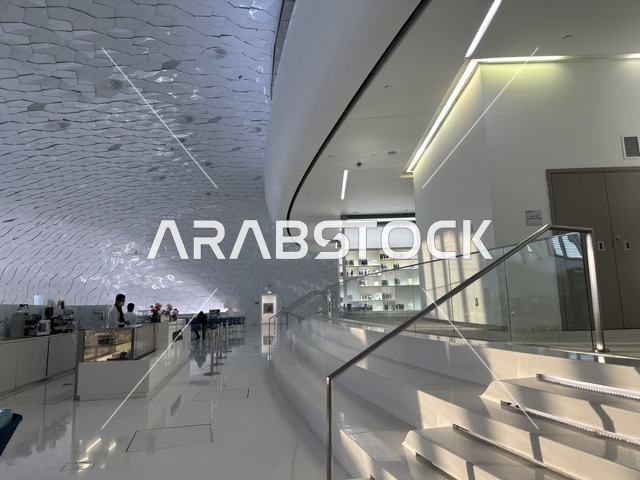 مركز إثراء الثقافي، 5 أكتوبر 2025، مكان للقراء ومحبي العلم والكتب والمعرفة، أكبر المكتبات العامة في السعوديه، مركز الملك عبد العزيز الثقافي العالمي (إثراء) في مدينة الظهران في المملكة العربية السعودية, كتب و روايات وقصص مرتبة في الرفوف.