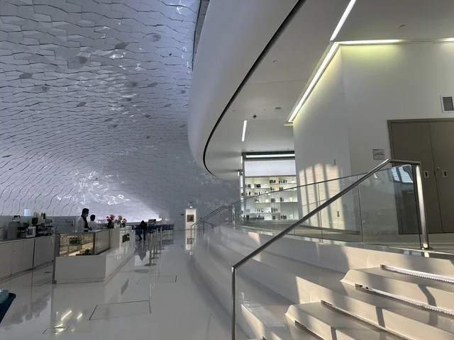 مركز إثراء الثقافي، 5 أكتوبر 2025، مكان للقراء ومحبي العلم والكتب والمعرفة، أكبر المكتبات العامة في السعوديه، مركز الملك عبد العزيز الثقافي العالمي (إثراء) في مدينة الظهران في المملكة العربية السعودية, كتب و روايات وقصص مرتبة في الرفوف.