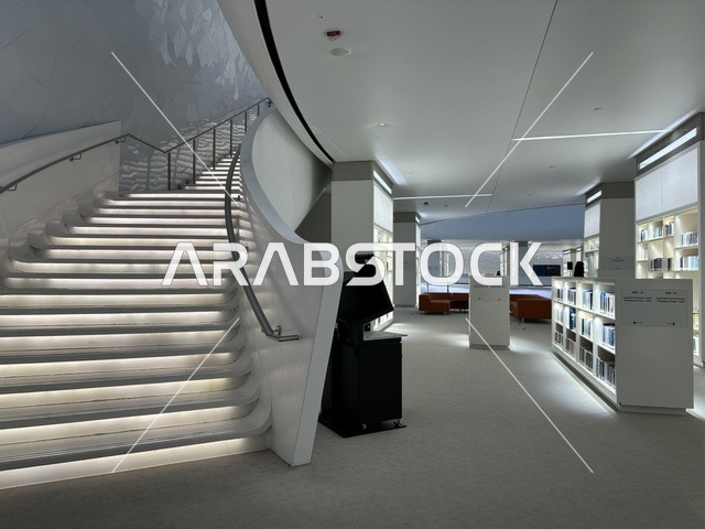 سلم بتصميم عصري داخل المكتبة، 5 أكتوبر 2025، مكان للقراء ومحبي العلم والكتب والمعرفة، أكبر المكتبات العامة في السعوديه، مركز الملك عبد العزيز الثقافي العالمي (إثراء) في مدينة الظهران في المملكة العربية السعودية, كتب و روايات وقصص مرتبة في الرفوف.