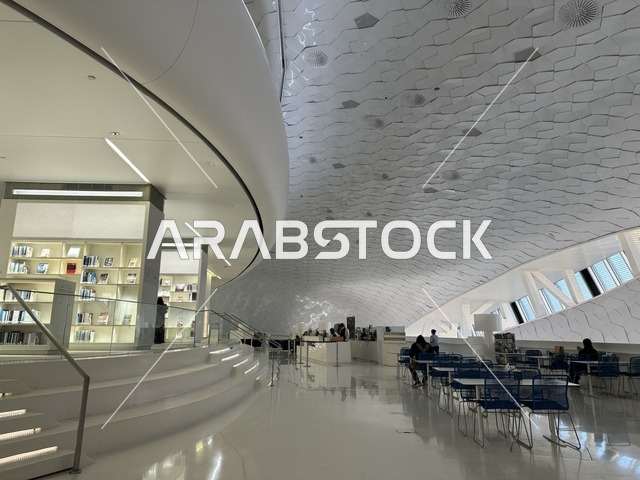 التصميم الداخلي لمكتبة اثراء في مدينة الظهران، 5 أكتوبر 2025، مكان للقراء ومحبي العلم والكتب والمعرفة، أكبر المكتبات العامة في السعوديه، مركز الملك عبد العزيز الثقافي العالمي (إثراء) في مدينة الظهران في المملكة العربية السعودية, كتب و روايات وقصص مرتبة في الرفوف.