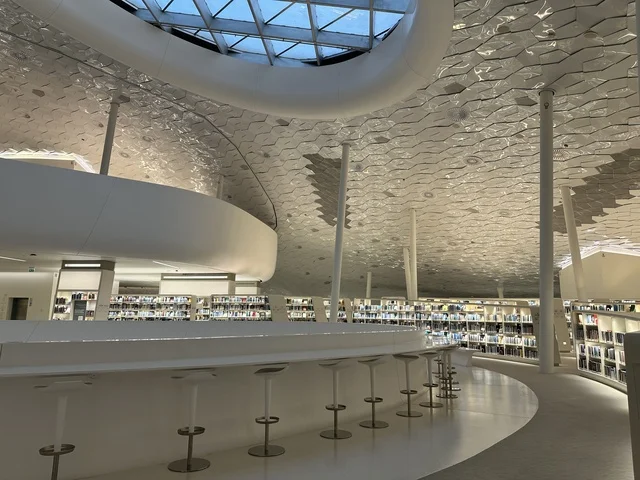 مركز الملك عبد العزيز الثقافي العالمي (إثراء) في مدينة الظهران في المملكة العربية السعودية، كتب و روايات وقصص مرتبة في الرفوف، أكبر المكتبات العامة في السعوديه، مكان للقراء ومحبي العلم والكتب والمعرفة، منارة ثقافية و معالم سياحية مشهورة، 5 أكتوبر 2025