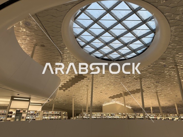 مركز الملك عبد العزيز الثقافي العالمي (إثراء) في مدينة الظهران في المملكة العربية السعودية، كتب و روايات وقصص مرتبة في الرفوف، أكبر المكتبات العامة في السعوديه، مكان للقراء ومحبي العلم والكتب والمعرفة، منارة ثقافية و معالم سياحية مشهورة، 5 أكتوبر 2025