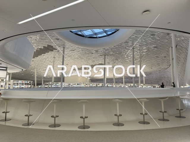 أكبر المكتبات العامة في السعوديه، مكان للقراء ومحبي العلم والكتب والمعرفة، منارة ثقافية و معالم سياحية مشهورة، 5 أكتوبر 2025، مركز الملك عبد العزيز الثقافي العالمي (إثراء) في مدينة الظهران في المملكة العربية السعودية, كتب و روايات وقصص مرتبة في الرفوف.