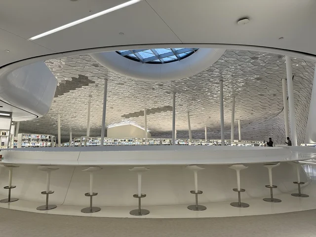 أكبر المكتبات العامة في السعوديه، مكان للقراء ومحبي العلم والكتب والمعرفة، منارة ثقافية و معالم سياحية مشهورة، 5 أكتوبر 2025، مركز الملك عبد العزيز الثقافي العالمي (إثراء) في مدينة الظهران في المملكة العربية السعودية, كتب و روايات وقصص مرتبة في الرفوف.