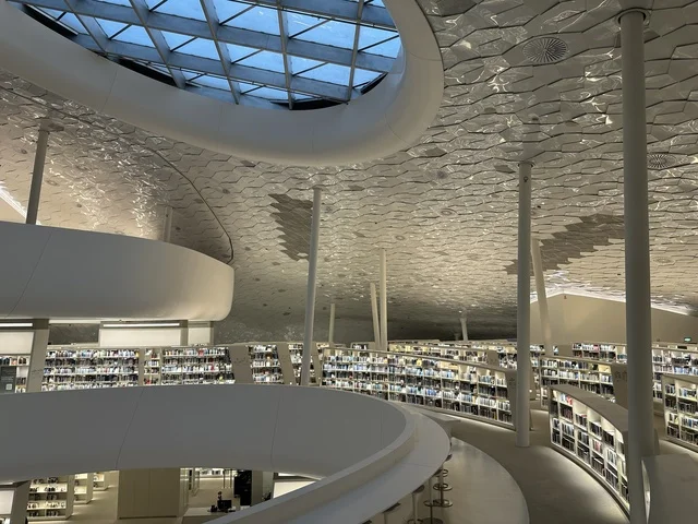 مكان للقراء ومحبي العلم والكتب والمعرفة، منارة ثقافية و معالم سياحية مشهورة، 5 أكتوبر 2025، أكبر المكتبات العامة في السعوديه، مركز الملك عبد العزيز الثقافي العالمي (إثراء) في مدينة الظهران في المملكة العربية السعودية, كتب و روايات وقصص مرتبة في الرفوف.