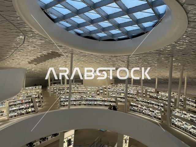 منارة ثقافية و معالم سياحية مشهورة، 5 أكتوبر 2025، مكان للقراء ومحبي العلم والكتب والمعرفة، أكبر المكتبات العامة في السعوديه، مركز الملك عبد العزيز الثقافي العالمي (إثراء) في مدينة الظهران في المملكة العربية السعودية, كتب و روايات وقصص مرتبة في الرفوف.