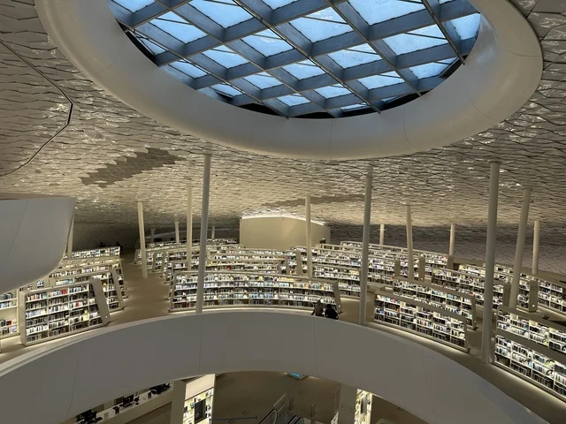 منارة ثقافية و معالم سياحية مشهورة، 5 أكتوبر 2025، مكان للقراء ومحبي العلم والكتب والمعرفة، أكبر المكتبات العامة في السعوديه، مركز الملك عبد العزيز الثقافي العالمي (إثراء) في مدينة الظهران في المملكة العربية السعودية, كتب و روايات وقصص مرتبة في الرفوف.