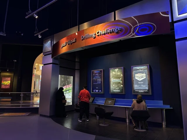 تحديات الحفر فى معرض الطاقة فى مركز الملك عبدالعزيز الثقافي العالمي ( إثراء ) بالظهران ، المنطقة الشرقية، المملكة العربية السعودية، يوم 19 من يناير 2026 ، فعالية تفاعلية تسلط الضوء على مصادر الطاقة والتقنيات الحديثة، معروضات تعليمية وتجارب علمية مبتكرة، محتوى تعريفي يربط بين الاستدامة والابتكار، أجواء ثقافية ملهمة تناسب جميع الفئات.