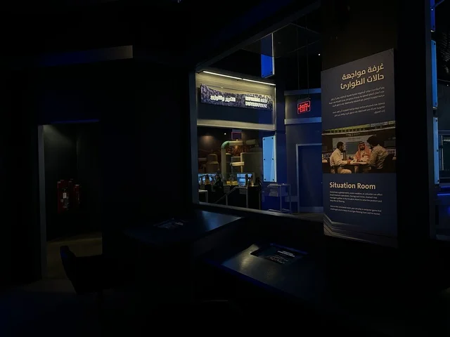 غرفة حالات الطوارئ فى معرض الطاقة فى مركز الملك عبدالعزيز الثقافي العالمي ( إثراء ) بالظهران ، المنطقة الشرقية، المملكة العربية السعودية، يوم 19 من يناير 2026 ، فعالية تفاعلية تسلط الضوء على مصادر الطاقة والتقنيات الحديثة، معروضات تعليمية وتجارب علمية مبتكرة، محتوى تعريفي يربط بين الاستدامة والابتكار، أجواء ثقافية ملهمة تناسب جميع الفئات.