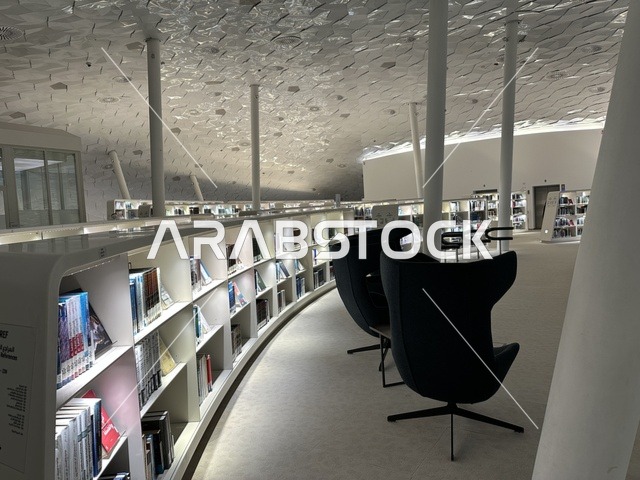 بتصميم داخلي يحفز الإبداع، منارة ثقافية و معالم سياحية مشهورة, مكان للقراء ومحبي العلم والكتب والمعرفة، أكبر المكتبات العامة في السعوديه،  5 أكتوبر 2025، مركز الملك عبد العزيز الثقافي العالمي (إثراء) في مدينة الظهران في المملكة العربية السعودية.