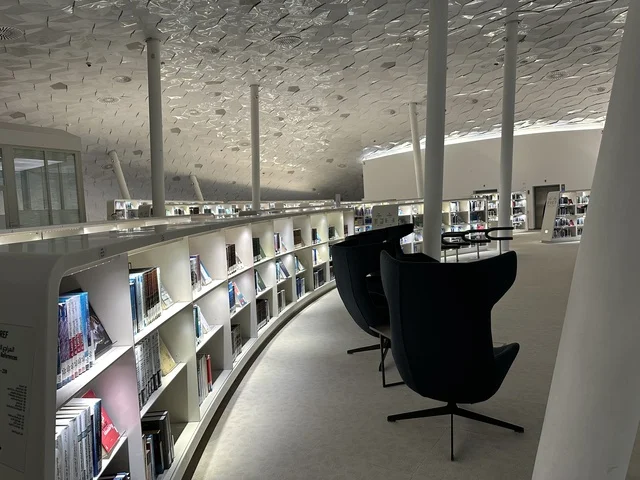 بتصميم داخلي يحفز الإبداع، منارة ثقافية و معالم سياحية مشهورة, مكان للقراء ومحبي العلم والكتب والمعرفة، أكبر المكتبات العامة في السعوديه،  5 أكتوبر 2025، مركز الملك عبد العزيز الثقافي العالمي (إثراء) في مدينة الظهران في المملكة العربية السعودية.