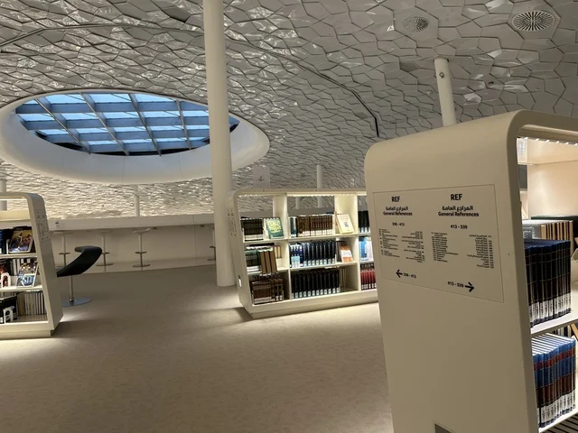 مكتبة والعديد من المرافق الأخرى، منارة ثقافية و معالم سياحية مشهورة, مكان للقراء ومحبي العلم والكتب والمعرفة، أكبر المكتبات العامة في السعوديه،  5 أكتوبر 2025، مركز الملك عبد العزيز الثقافي العالمي (إثراء) في مدينة الظهران في المملكة العربية السعودية.