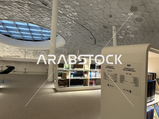 سقف مستوحاة من التكوينات الصخرية، منارة ثقافية و معالم سياحية مشهورة, مكان للقراء ومحبي العلم والكتب والمعرفة، أكبر المكتبات العامة في السعوديه،  5 أكتوبر 2025، مركز الملك عبد العزيز الثقافي العالمي (إثراء) في مدينة الظهران في المملكة العربية السعودية.