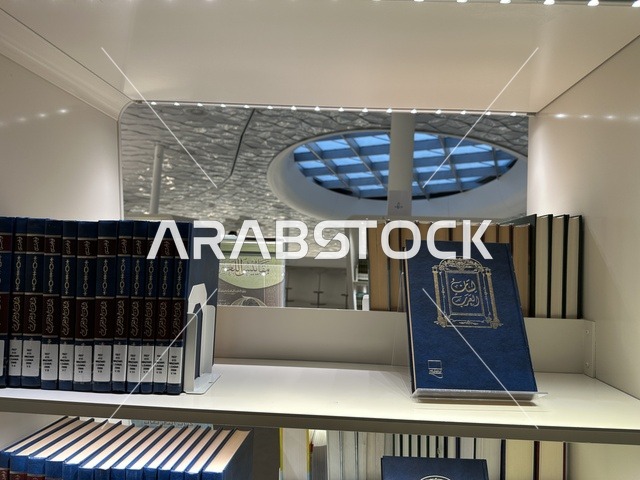 بتصميم داخلي يحفز الإبداع، منارة ثقافية و معالم سياحية مشهورة, مكان للقراء ومحبي العلم والكتب والمعرفة، أكبر المكتبات العامة في السعوديه،  5 أكتوبر 2025، مركز الملك عبد العزيز الثقافي العالمي (إثراء) في مدينة الظهران في المملكة العربية السعودية.