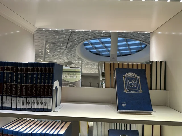 بتصميم داخلي يحفز الإبداع، منارة ثقافية و معالم سياحية مشهورة, مكان للقراء ومحبي العلم والكتب والمعرفة، أكبر المكتبات العامة في السعوديه،  5 أكتوبر 2025، مركز الملك عبد العزيز الثقافي العالمي (إثراء) في مدينة الظهران في المملكة العربية السعودية.