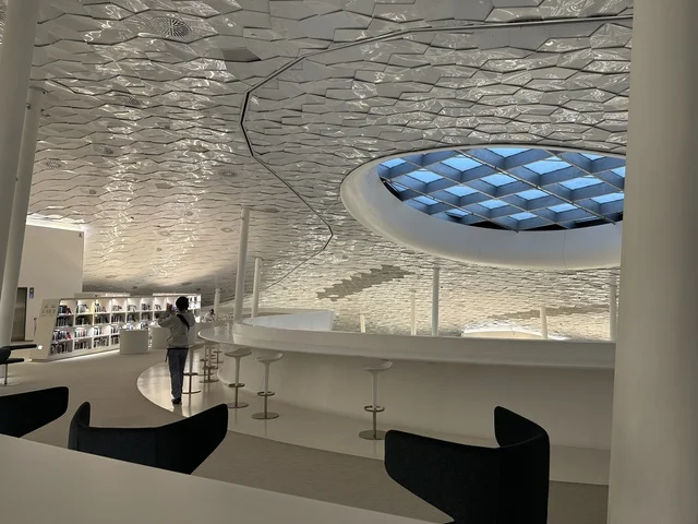 تصميم معماري فريد وسقف مبتكر، منارة ثقافية و معالم سياحية مشهورة, مكان للقراء ومحبي العلم والكتب والمعرفة، أكبر المكتبات العامة في السعوديه،  5 أكتوبر 2025، مركز الملك عبد العزيز الثقافي العالمي (إثراء) في مدينة الظهران في المملكة العربية السعودية.