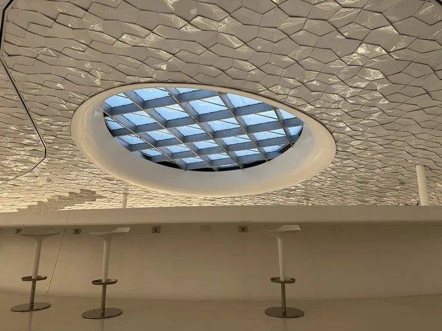 تلبية اهتمامات القراء والباحثين، منارة ثقافية و معالم سياحية مشهورة, مكان للقراء ومحبي العلم والكتب والمعرفة، أكبر المكتبات العامة في السعوديه،  5 أكتوبر 2025، مركز الملك عبد العزيز الثقافي العالمي (إثراء) في مدينة الظهران في المملكة العربية السعودية.