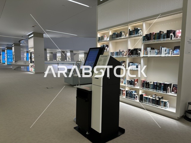 آلة خدمة ذاتية ، منارة ثقافية و معالم سياحية مشهورة, مكان للقراء ومحبي العلم والكتب والمعرفة، أكبر المكتبات العامة في السعوديه،  5 أكتوبر 2025، مركز الملك عبد العزيز الثقافي العالمي (إثراء) في مدينة الظهران في المملكة العربية السعودية.