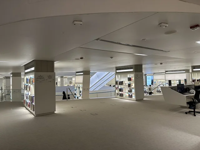 بيئة هادئة ومريحة للقراءة والدراسة، منارة ثقافية و معالم سياحية مشهورة, مكان للقراء ومحبي العلم والكتب والمعرفة، أكبر المكتبات العامة في السعوديه،  5 أكتوبر 2025، مركز الملك عبد العزيز الثقافي العالمي (إثراء) في مدينة الظهران في المملكة العربية السعودية.