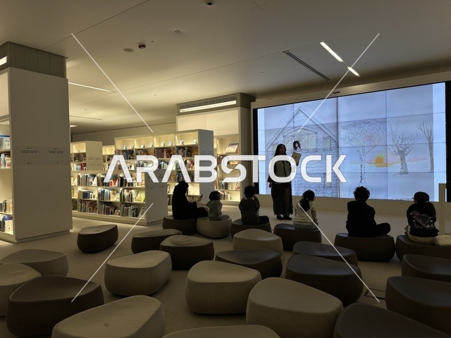 قراءة قصة في مكتبة قسم مخصص للأطفال ، منارة ثقافية و معالم سياحية مشهورة, مكان للقراء ومحبي العلم والكتب والمعرفة، أكبر المكتبات العامة في السعوديه،  5 أكتوبر 2025، مركز الملك عبد العزيز الثقافي العالمي (إثراء) في مدينة الظهران في المملكة العربية السعودية.