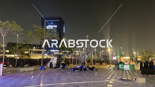 ساحة خارجية مضاءة  في وقت الليل، فعالية تكوة في جدة في المملكة العربية السعودية  17 يناير 2026،  تجربة شتوية تجمع بين الترفيه، التسوق، والمطاعم، تشمل الفعالية عرض موسيقي حي وفرق استعراضية متجولة،  مخصصة لجميع أفراد العائلة