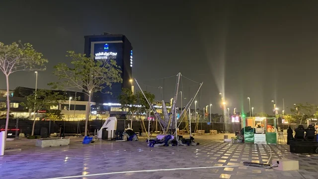 ساحة خارجية مضاءة  في وقت الليل، فعالية تكوة في جدة في المملكة العربية السعودية  17 يناير 2026،  تجربة شتوية تجمع بين الترفيه، التسوق، والمطاعم، تشمل الفعالية عرض موسيقي حي وفرق استعراضية متجولة،  مخصصة لجميع أفراد العائلة